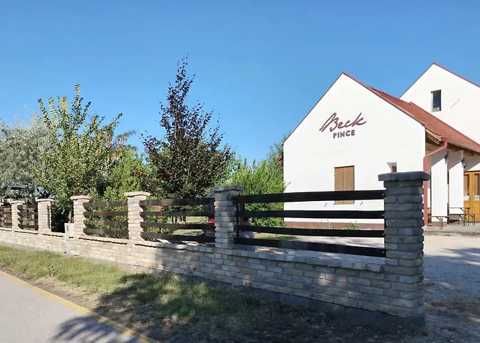 Beck Pince Apartman Hajós képek