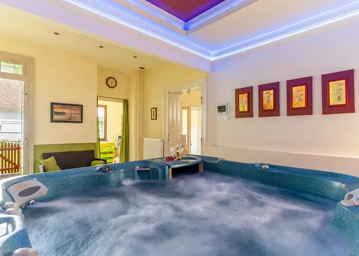 Varazsfeszek Vendeghaz Majs Foto